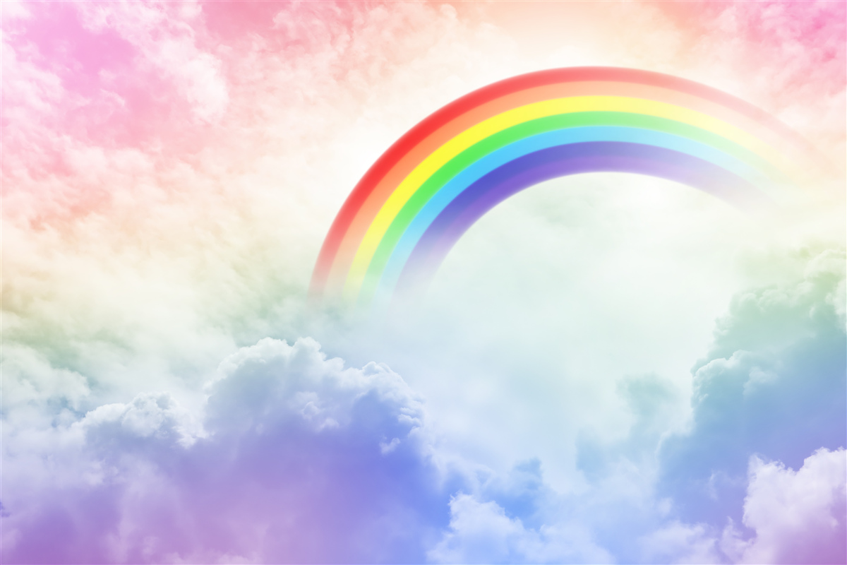 Carta da parati un arcobaleno colorato brilla sopra le nuvole