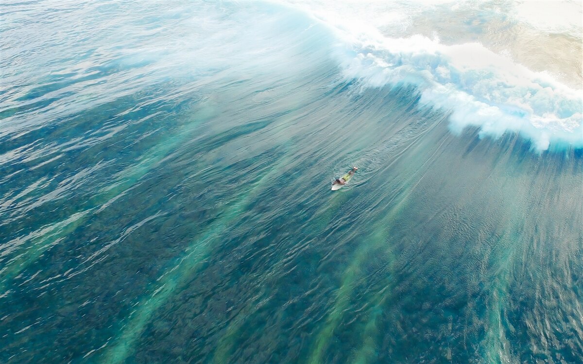 Carta da parati superare le onde dell'oceano con il surf