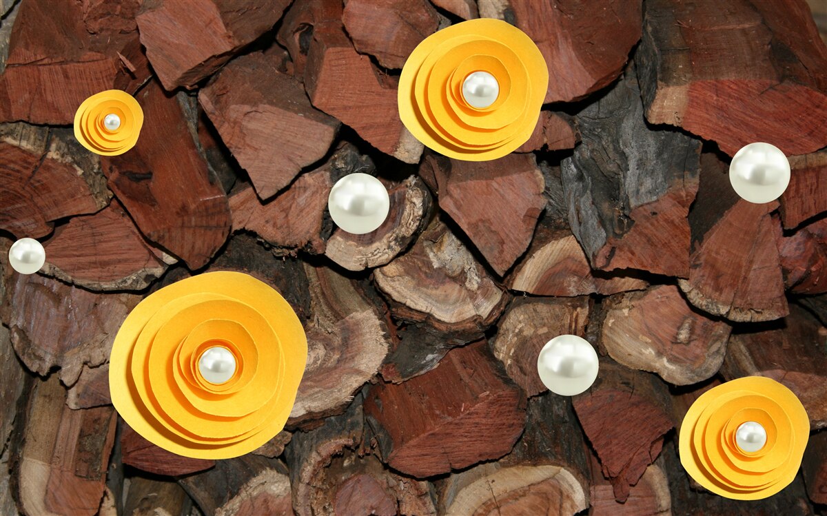 Carta da parati fiori dai toni gialli, perle e pezzi di legno